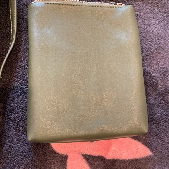 Green pleated rubber tote bag gently used - Picture 10 of 11